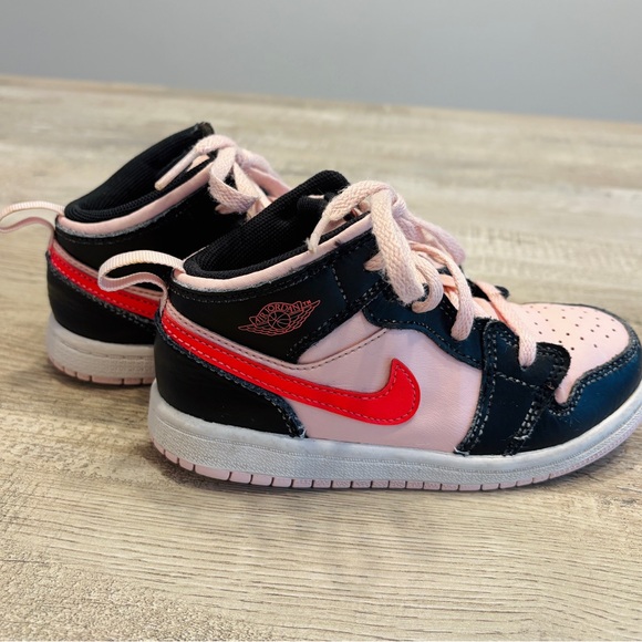 Nike Air Jordan 1 Mid Atmosphere Kids Sneakers in Pink and Black - laboranta.pl